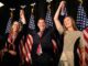 El congresista electo Tom Suozzi (c), su esposa Helene (i) y su hija Caroline (d), saludan a la multitud después de ganar las elecciones especiales para el tercer distrito del Congreso de Nueva York. EFE/EPA/Peter Foley