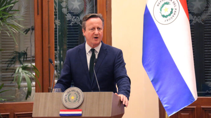 El  ministro británico de Asuntos Exteriores, David Cameron, habla durante una rueda de prensa ofrecida desde el Palacio de Gobierno este martes en Asunción (Paraguay). EFE/Nina Osorio

