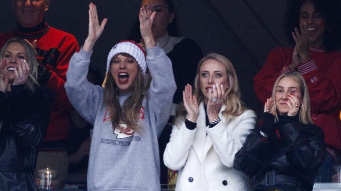 La cantante Taylor Swift (3dch) asiste a un partido de los Kansas City Chiefs. EFE/EPA/CJ GUNTHER
