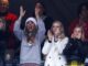 La cantante Taylor Swift (3dch) asiste a un partido de los Kansas City Chiefs. EFE/EPA/CJ GUNTHER