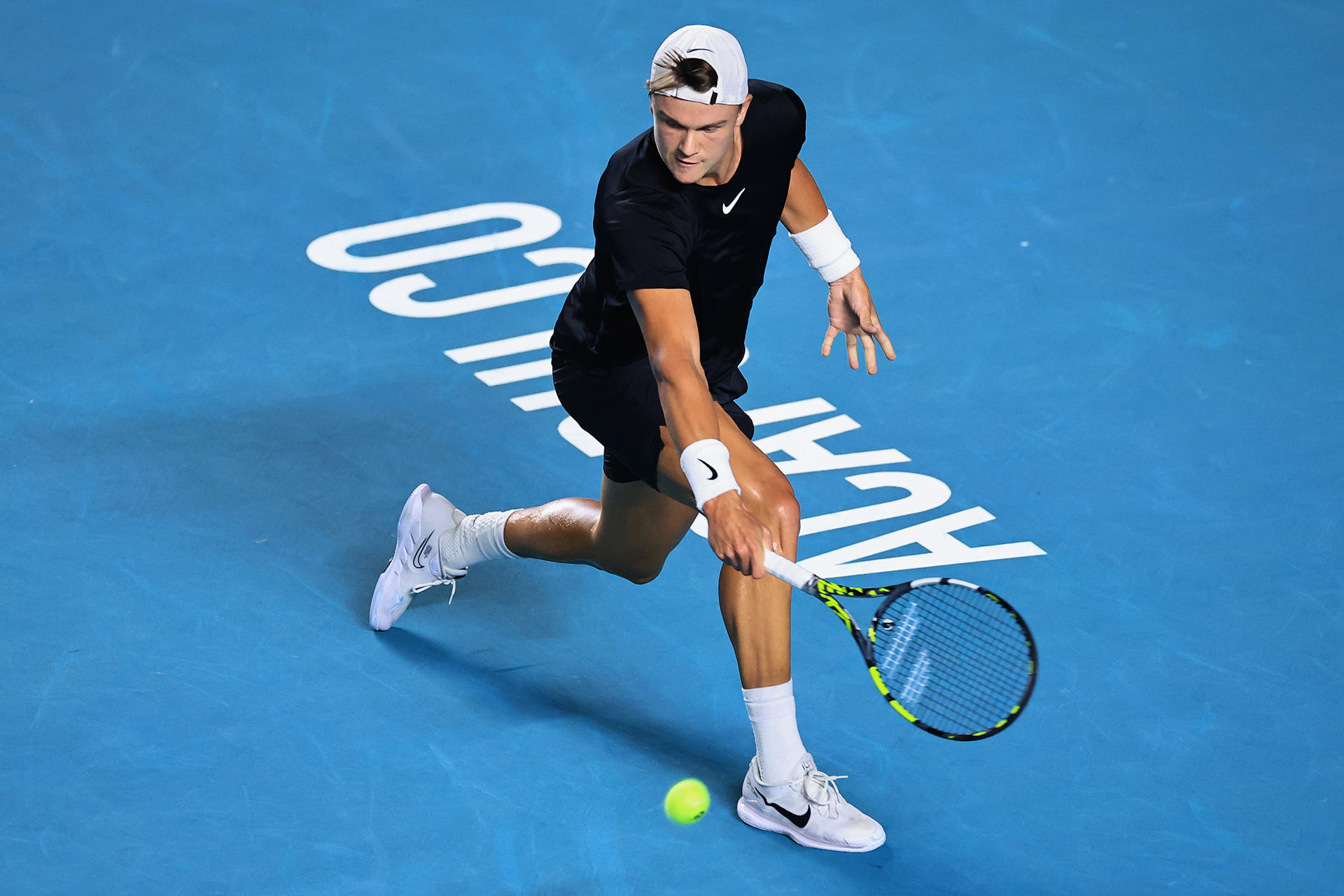 El tenista danes Holger Rune devuelve una pelota al estadounidense Aleksandar Kovacevic durante el tercer día de los juegos de singles, en el Abierto Mexicano de Tenis, en Acapulco estado de Guerrero (México). EFE/David Guzmán
