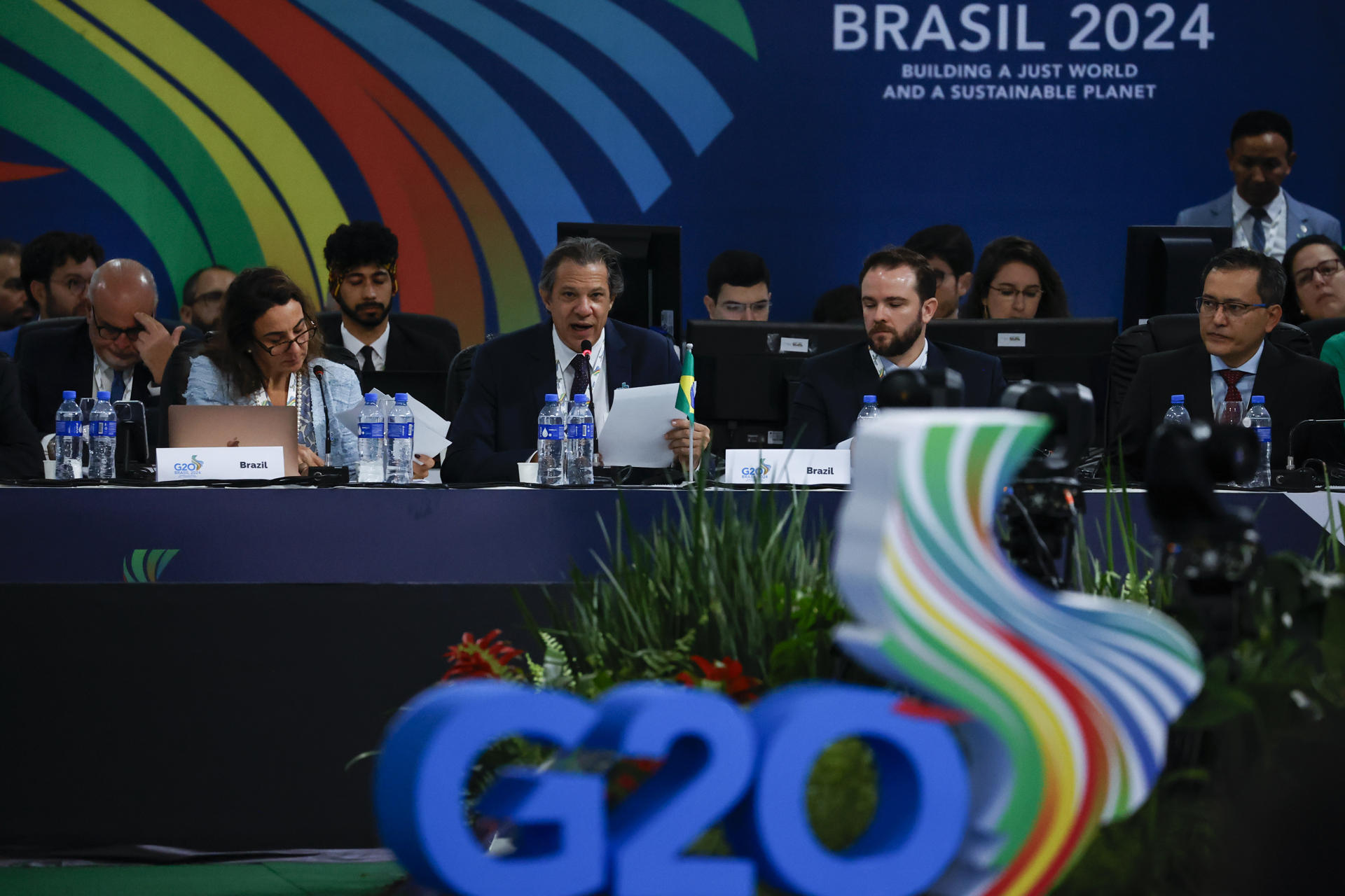 El ministro de Hacienda de Brasil, Fernando Haddad (2i), participa durante una reunión de ministros de Economía del G20 en Sao Paulo (Brasil). EFE/ Sebastiao Moreira
