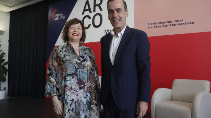 La directora de Arco, Maribel López, junto al director general de IFEMA, Juan Arrizabalaga, durante la presentación de ARCOmadrid 2024. EFE/ Fernando Alvarado
