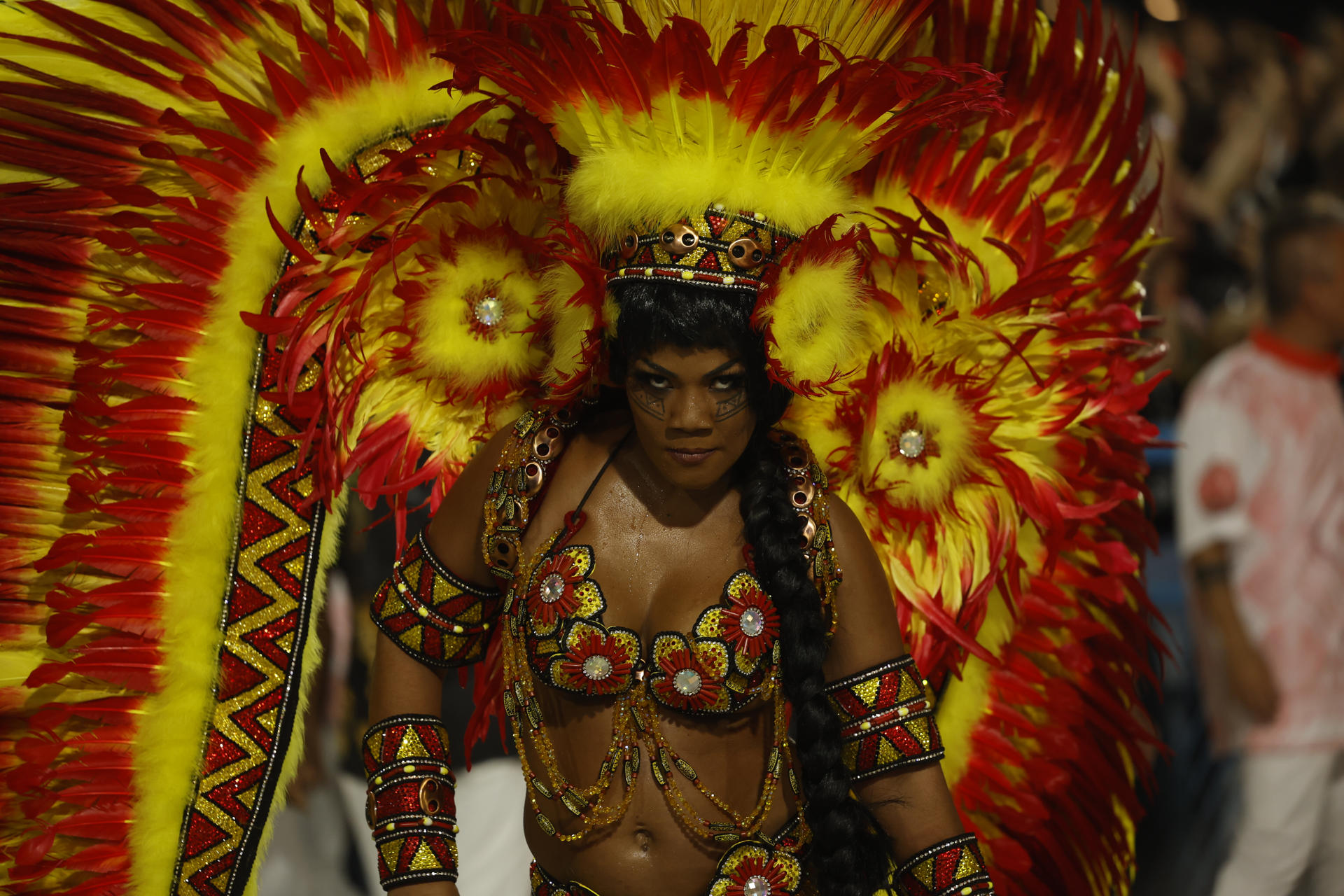 Miembros de la escuela de samba Academicos do Salgueiro desfilan durante el carnaval de Río de Janeiro, hoy, en Río de Janeiro, Brasil, 11 de febrero de 2024. EFE/ Antonio Lacerda
