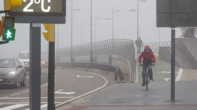 Niebla en Zaragoza. EFE/JAVIER BELVER
