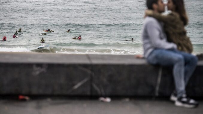 Una pareja se abraza en San Sebastián EFE/Zoltan Balogh
