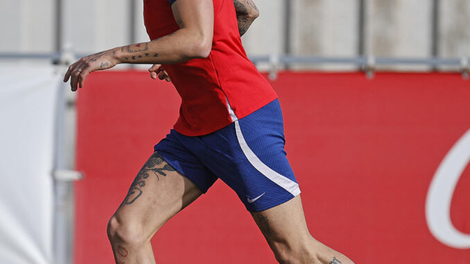 Giménez se ejercita al margen del grupo durante el entrenamiento de este lunes. EFE/Atlético de Madrid.
