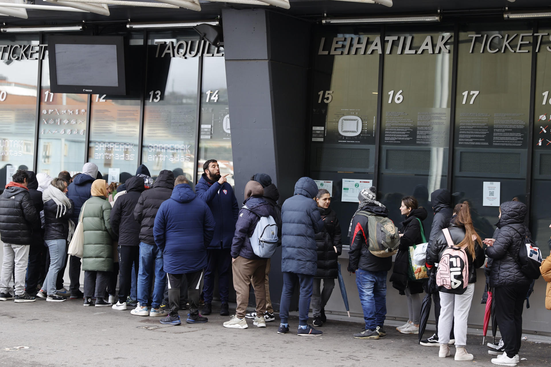 Aficionados, tras pasar la noche haciendo cola, esperan para adquirir las últimas entradas para el partido de Copa del Rey entre Athletic Club y Atlético de Madrid. EFE/Luis Tejido
