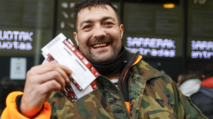 Un aficionado tras pasar la noche haciendo cola para adquirir las últimas entradas para el partido de Copa del Rey entre el Athletic y el Atlético de Madrid. EFE/Luis Tejido
