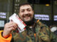 Un aficionado tras pasar la noche haciendo cola para adquirir las últimas entradas para el partido de Copa del Rey entre el Athletic y el Atlético de Madrid. EFE/Luis Tejido