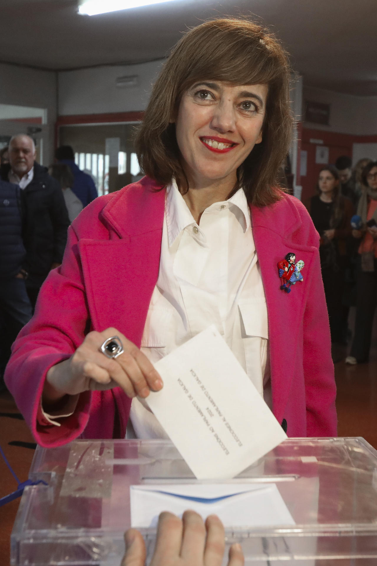 La candidata de Sumar, Marta Lois, deposita su voto al Parlamento Gallego en el colegio electoral del instituto de Fontiñas en Santiago de Compostela durante la jornada electoral en Galicia, este domingo. EFE/ Xoan Rey
