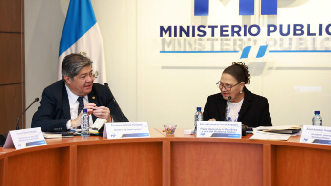 Fotografía cedida por el Ministerio Público de Guatemala del ministro del Interior de Guatemala, Francisco Jiménez (i), junto a la fiscal general, Consuelo Porras (d), durante una conferencia de prensa hoy, en Ciudad de Guatemala (Guatemala). EFE/Ministerio Público de Guatemala
