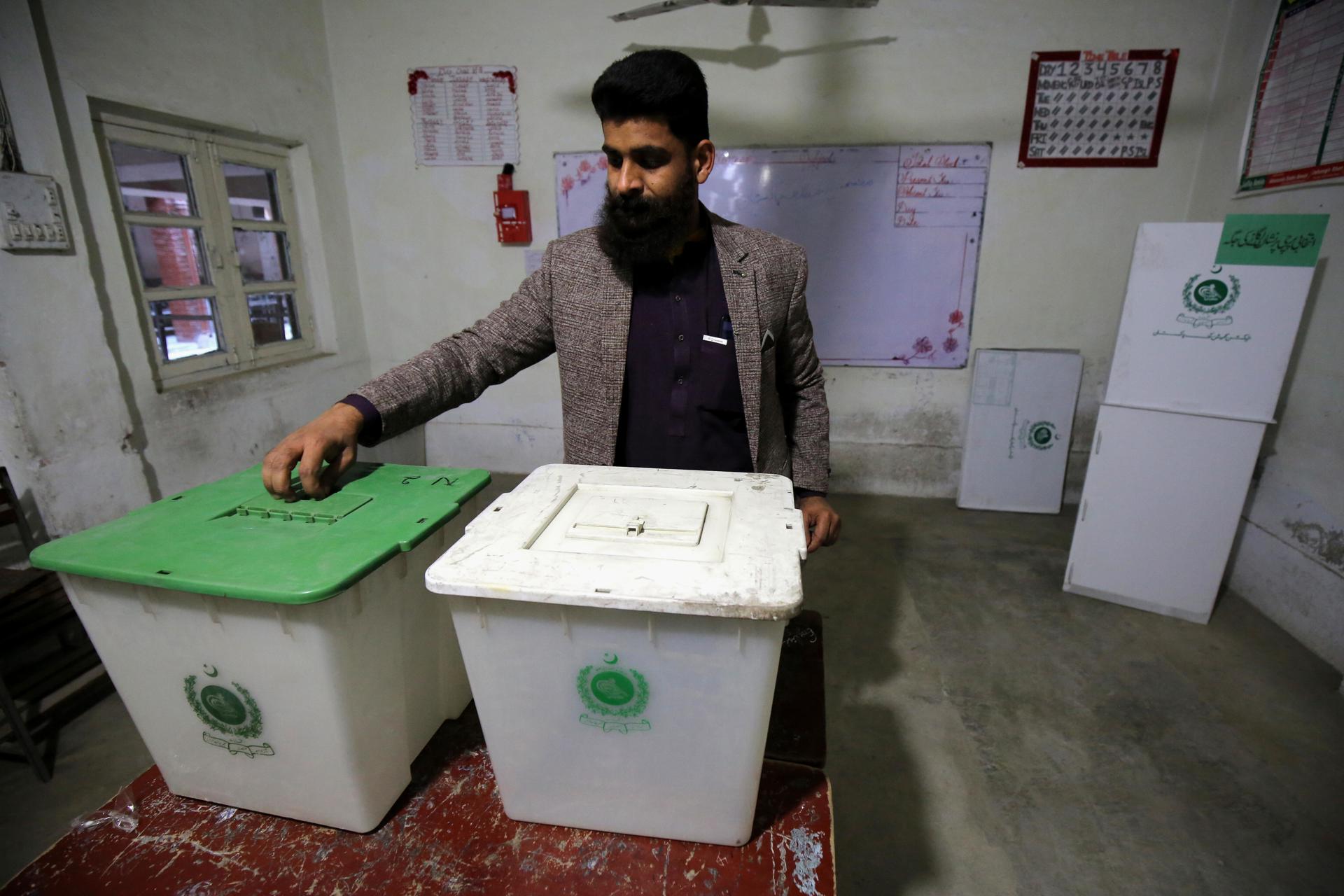 Un miembro del personal electoral paquistaní instala una mesa electoral en Peshawar, Pakistán, el 7 de febrero de 2024. EFE/EPA/BILAWAL ARBAB
