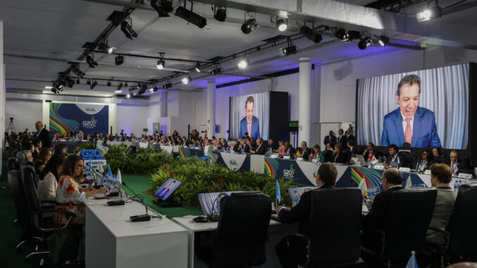 El ministro de Hacienda brasileño, Fernando Haddad (pantallas), de forma remota tras dar positivo en covid-19, abre este miércoles la reunión de los ministros de Economía del G20 en São Paulo (Brasil). EFE/ Sebastiao Moreira
