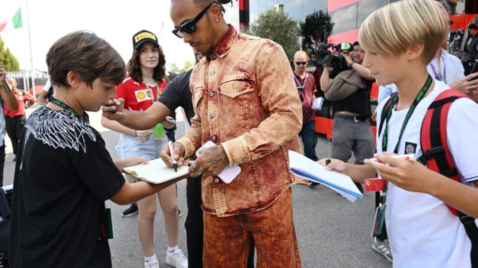 El piloto británico Lewis Hamilton, que acaba de firmar con Ferrari, a su llegada al último GP de Italia. EFE/EPA/Daniel Dal Zennaro
