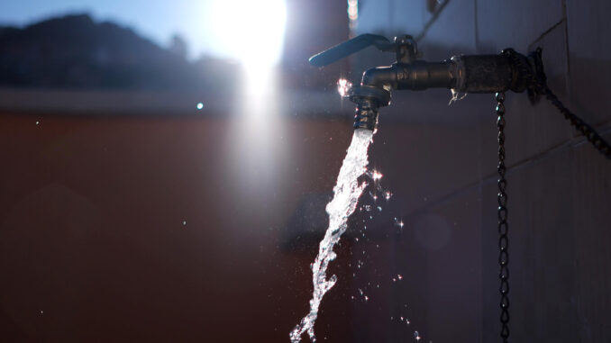 Fotografía de archivo de un grifo dejando caer agua en un domicilio. EFE/Luis Gandarillas