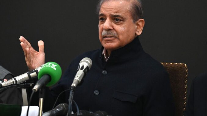 El ex primer ministro de Pakistán y líder del partido Liga Musulmana de Pakistán-Nawaz (PML-N), Shehbaz Sharif, habla durante una conferencia de prensa en Lahore, Pakistán, el 13 de febrero de 2024. EFE/EPA/RAHAT DAR
