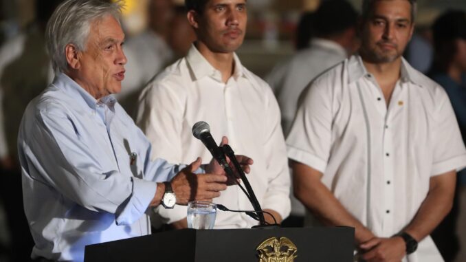 Fotografía de archivo fechada el 22 de febrero de 2019 que muestra al presidente de Chile, Sebastián Piñera (i), y el presidente del Parlamento de Venezuela, Juan Guaidó, durante una rueda de prensa en Cúcuta (Colombia). EFE/ Ernesto Guzman
