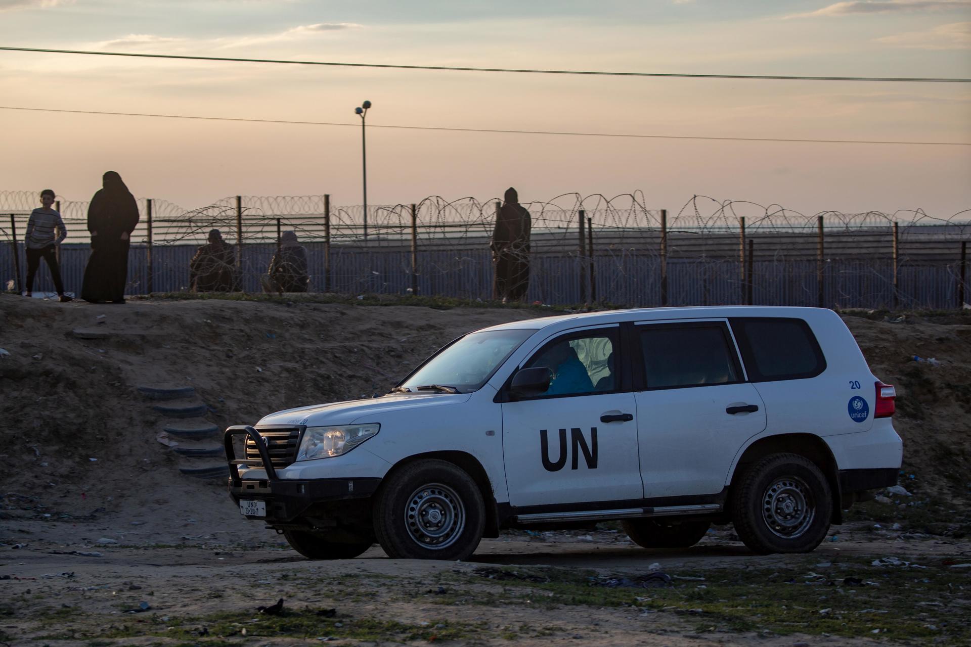 Vista de un vehículo de la UNRWA en la frontera de Gaza con Egipto, en una fotografía de archivo. EFE/Haitham Imad
