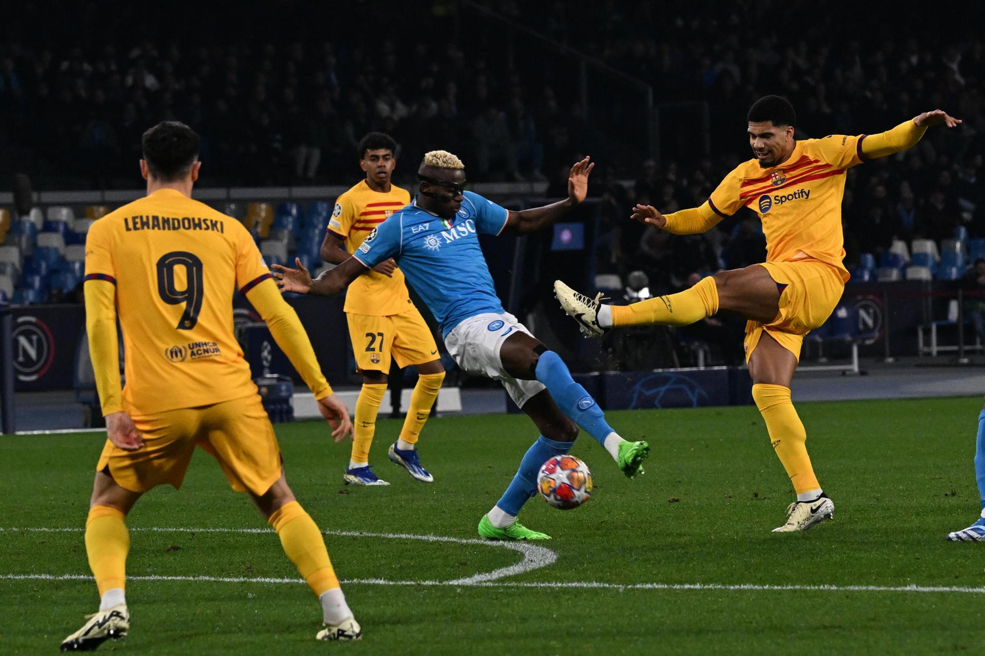 El delantero del Nápoles Victor Osimhen (C) presiona ante Ronald Araujo durante el partido de ida de octavos de final de la Liga de campeones en el estadio Diego Armando Maradona de Nápoles, Italia. EFE/EPA/CIRO FUSCO
