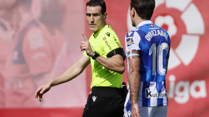 El árbitro Juan Martínez Munuera se dirige al delantero de la Real Sociedad Mikel Oyarzabal, durante un partido de LaLiga. EFE/ Cati Cladera
