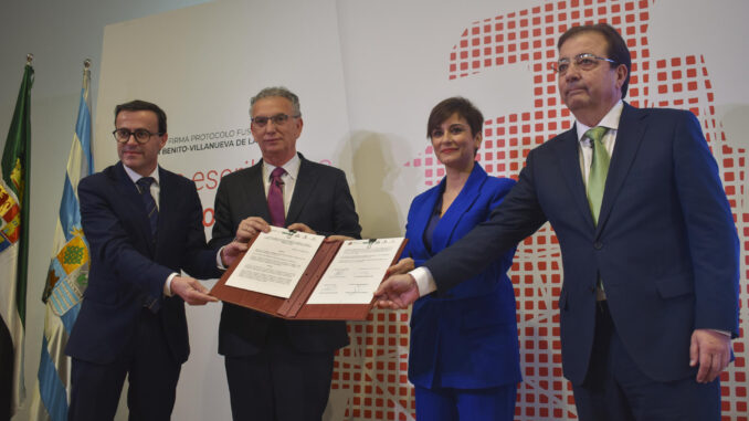 Fotografía de archivo de los entonces alcaldes de Don Benito y Villanueva de la Serena, Miguel Ángel Gallardo (I) y José Luis Quintana (2i), respectivamente; la ministra de Política Territorial y ex portavoz del Gobierno, Isabel Rodríguez; y el presidente de la Junta de Extremadura, Guillermo Fernández Vara; firman el protocolo para la fusión de las localidades pacenses.EFE/Samuel Sánchez
