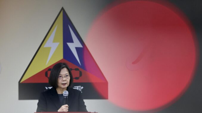 La presidenta taiwanesa, Tsai Ing-we, habla durante su visita a una base militar en Hsinchu, Taiwán. EFE/EPA/RITCHIE B. TONGO
