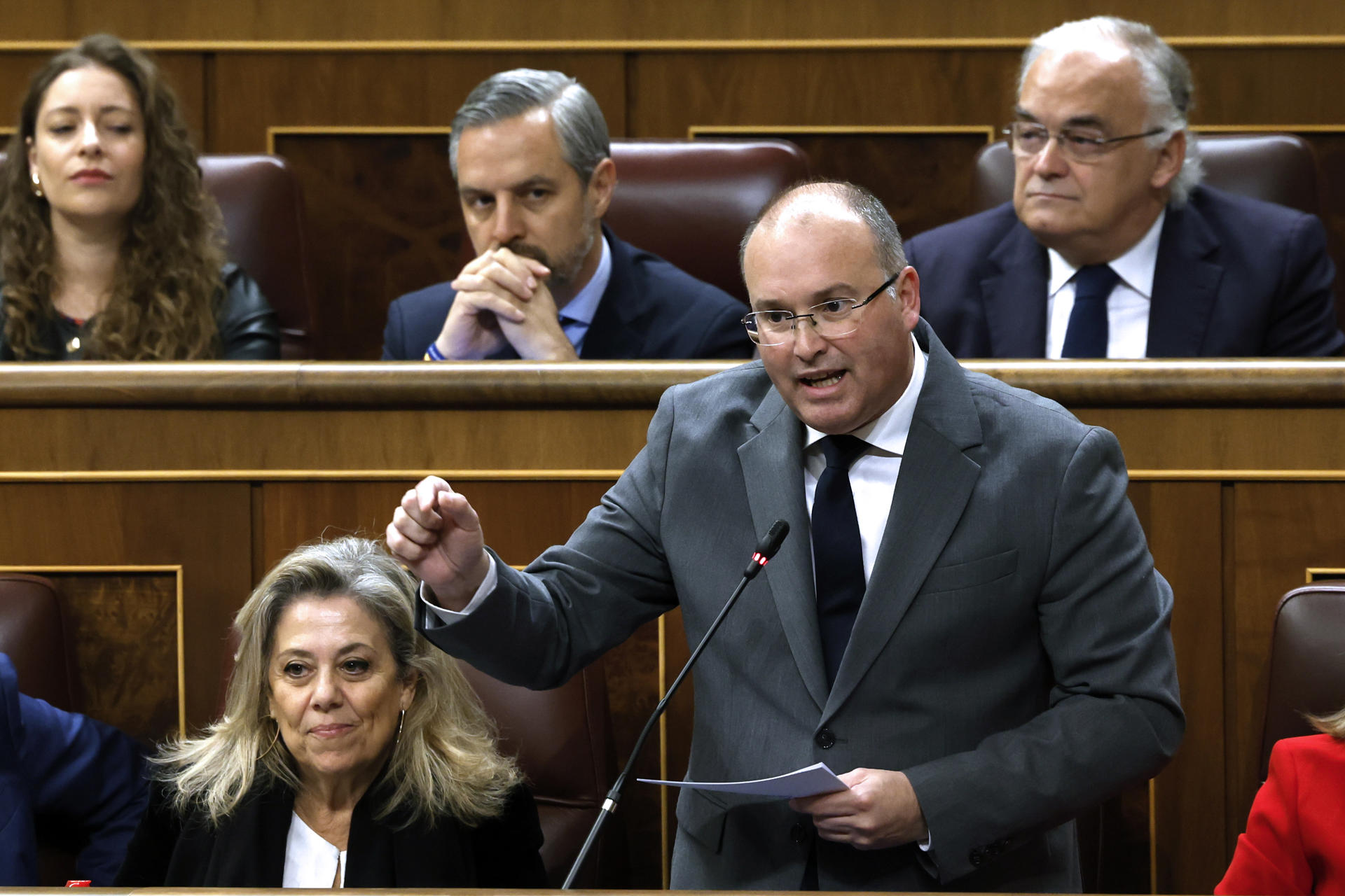 El portavoz del Partido Popular en el Congreso, Miguel Tellado (d) durante la sesión de control del Gobierno este miércoles celebrado en el Congreso en un ambiente político marcado por las tractoradas de los agricultores, la tramitación de la ley de Amnistía y la campaña electoral gallega. EFE/JJ Guillén
