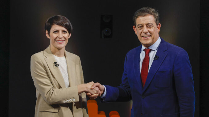 La candidata del BNG, Ana Pontón, saluda al candidato del PSOE, Xosé Ramón Besteiro, antes del debate electoral celebrado este miércoles en el centro de RTVE de Santiago de Compostela. EFE/Lavandeira jr
