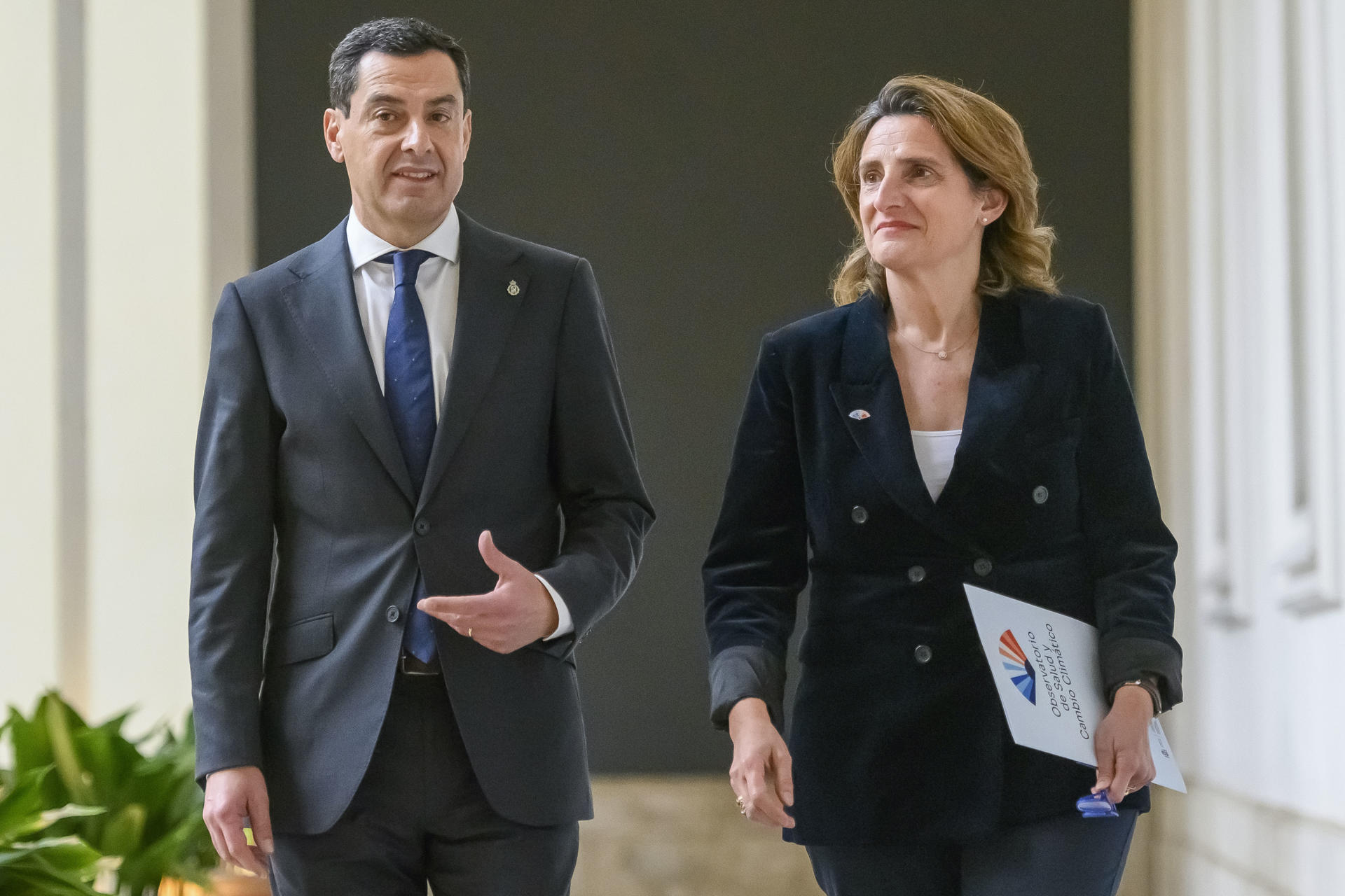 El presidente de la Junta de Andalucía, Juanma Moreno (i), y la ministra para la Transición Ecológica y el Reto Demográfico, Teresa Ribera, se dirigen a la rueda de prensa tras su reunión para abordar el problema de la sequía que se produce un día después del acuerdo entre ambas administraciones para solventar el último desencuentro en torno a los regadíos de Doñana este jueves, en Sevilla. EFE/ Raúl Caro.
