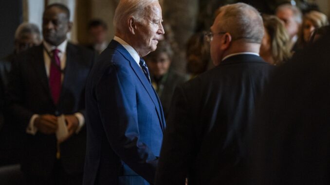 El presidente de EE.UU., Joe Biden, llega, este 1 de febrero de 2024, al Capitolio, sede del Congreso de EE.UU., en Washington. EFE/ Shawn Thew
