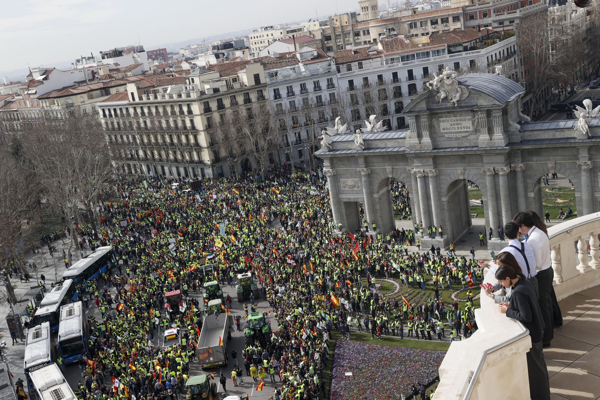 Los tractores de los agricultores procedentes de diversos puntos, a su paso por la Puerta de Alcalá, se concentran este miércoles en Madrid, en demanda de mejoras para la situación del sector agrícola. EFE/ J P GANDUL
