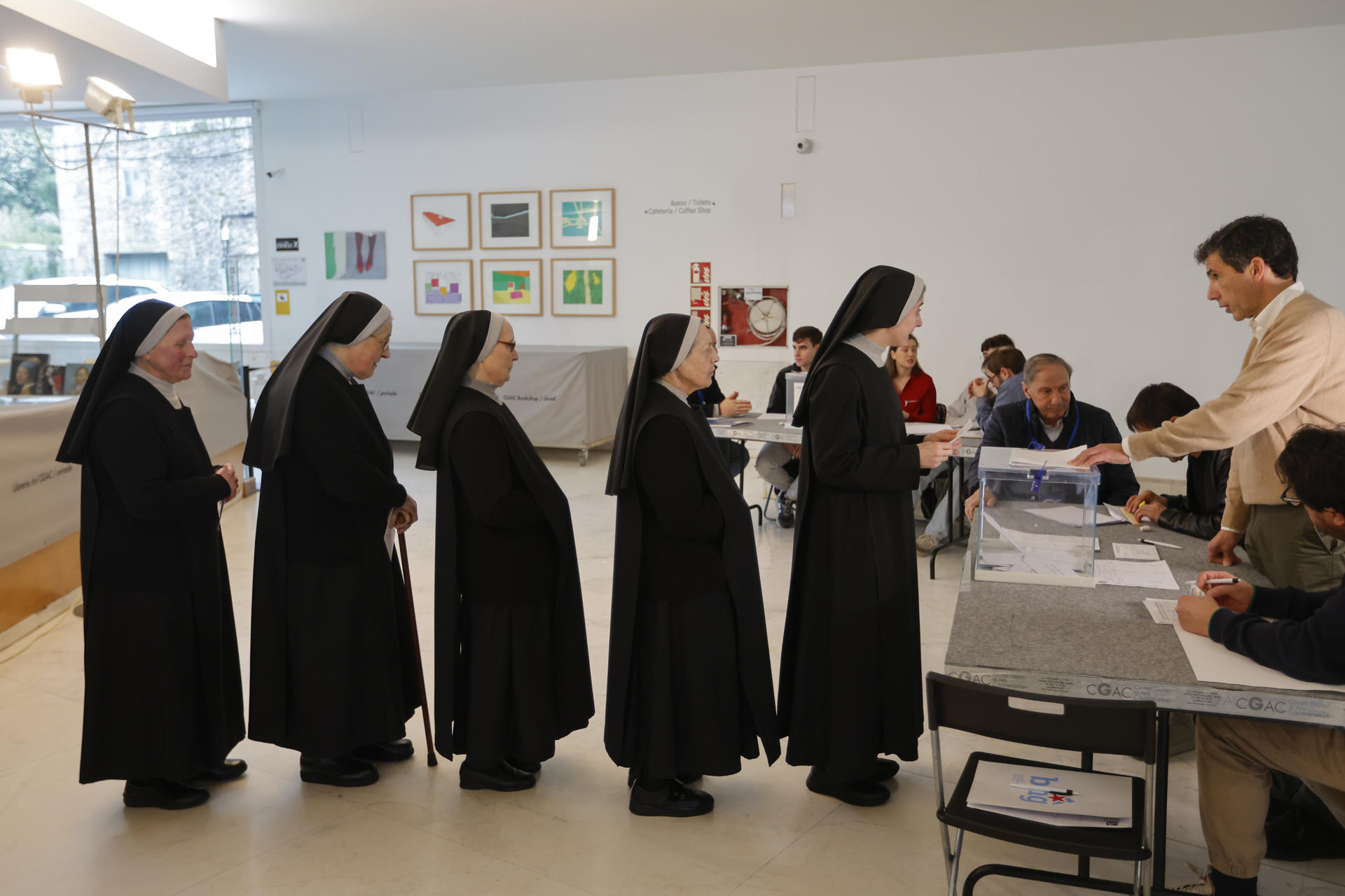 Monjas ejercen su derecho al voto en un colegio electoral en Santiago de Compostela al comienzo de la jornada electoral en Galicia, este domingo. Los colegios electorales de Galicia han abierto sus puertas a las 09:00 horas de este domingo para empezar a recibir a los más de 2,2 millones de gallegos que están llamados a votar antes de que den las 20:00 horas. EFE/ Lavandeira Jr
