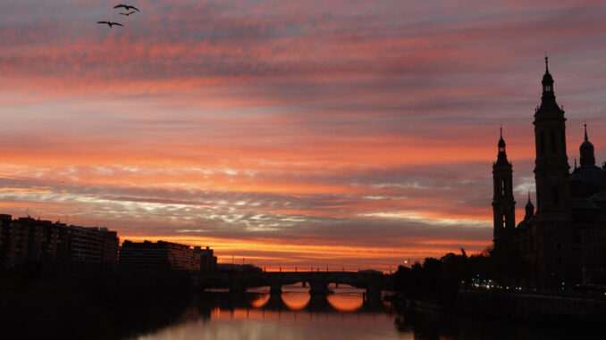 - Amanecer en Zaragoza este miércoles EFE/ Javier Belver
