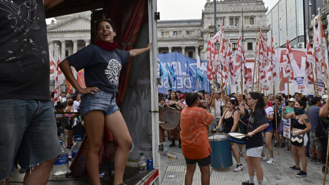 Personas festejan que el proyecto de "ley ómnibus" vuelve al debate en comisiones, lo que se traduce como una derrota del oficialismo ayer en Buenos Aires (Argentina). EFE/Matías Martin Campaya
