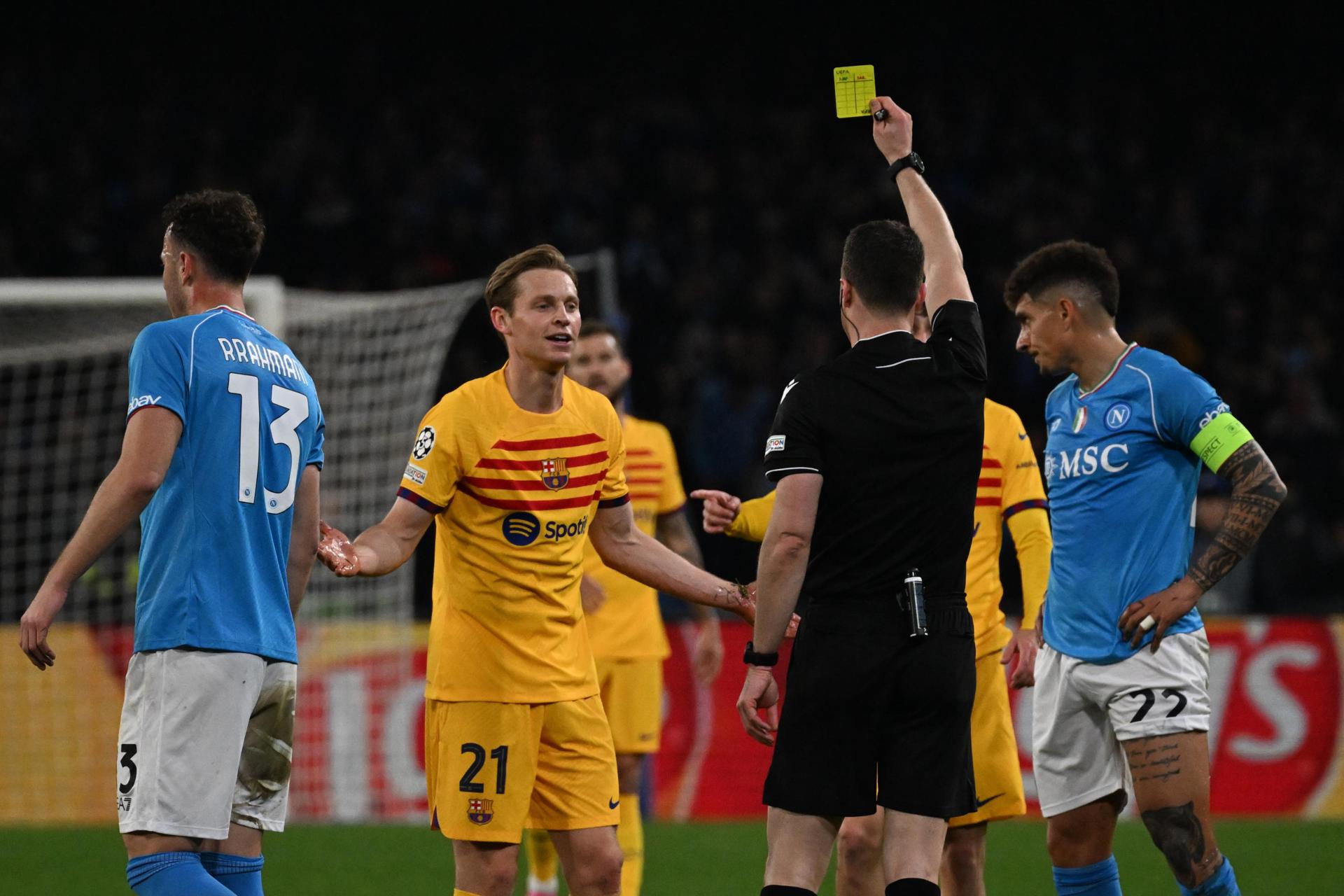 El árbitro alemán Felix Zwayer muestra tarjeta amarrila al mediocentro del Barcelona Frenkie de Jong durante el partido de ida de octavos de final de la Liga de campeones en el estadio Diego Armando Maradona de Nápoles, Italia. EFE/EPA/CIRO FUSCO
