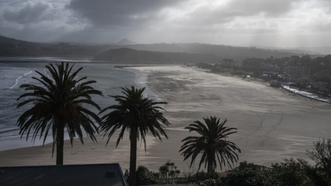 Vista de la playa de la Concha, este lunes en la localidad cántabra de Suances, en cuya comunidad se encuentran activas las alertas por viento, oleaje y lluvias. EFE/Pedro Puente Hoyos
