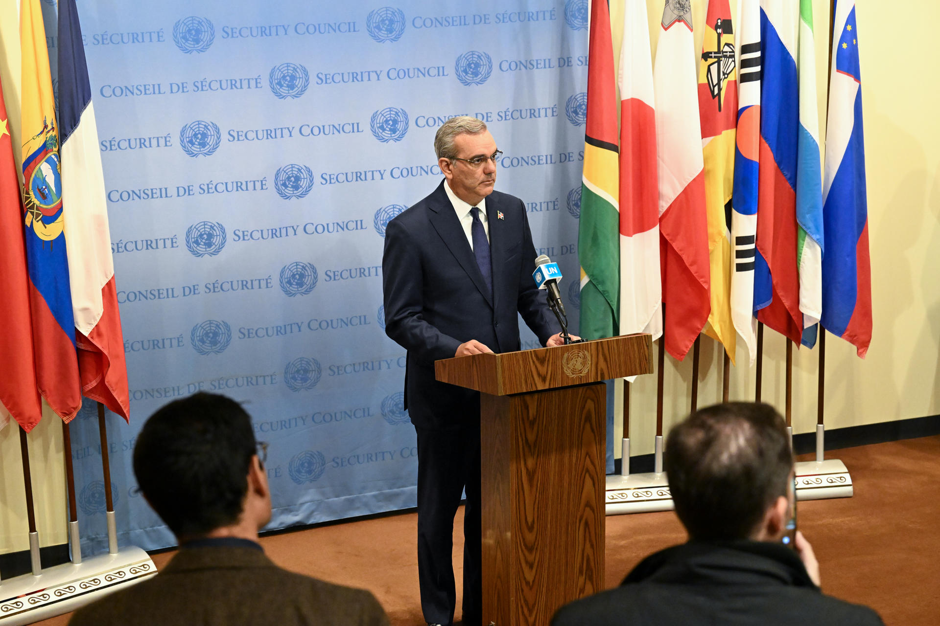 Fotografía cedida por la ONU donde aparece el presidente de República Dominicana, Luis Abinader, mientras habla durante una rueda de prensa tras su intervención en una sesión del Consejo de Seguridad en la sede del organismo en Nueva York. EFE/Evan Schneider/ONU
