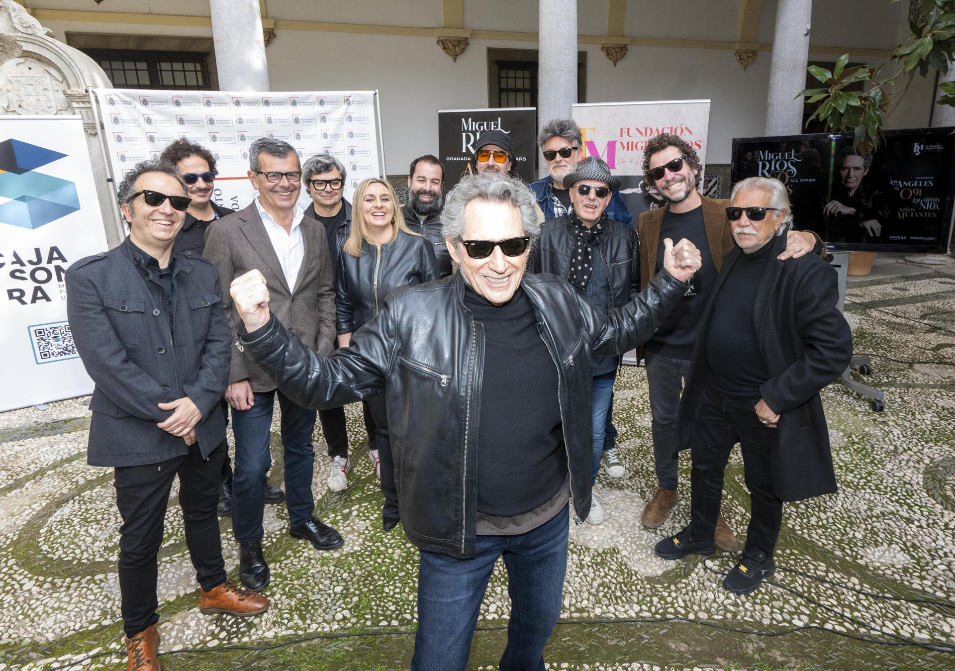 El rockero Miguel Ríos acompañado por la alcaldesa de Granada, Marifran Carazo (3i) y artistas de grupos de pop rock granadinos que participarán en el concierto del próximo 8 de junio en la Plaza de Toros de Granada para celebrar su 80 cumpleaños, una propuesta organizada por su Fundación en la que compartirá escenario con bandas granadinas de diferentes épocas como Los Ángeles, 091, Lagartija Nick o Niños Mutantes. EFE/Miguel Ángel Molina
