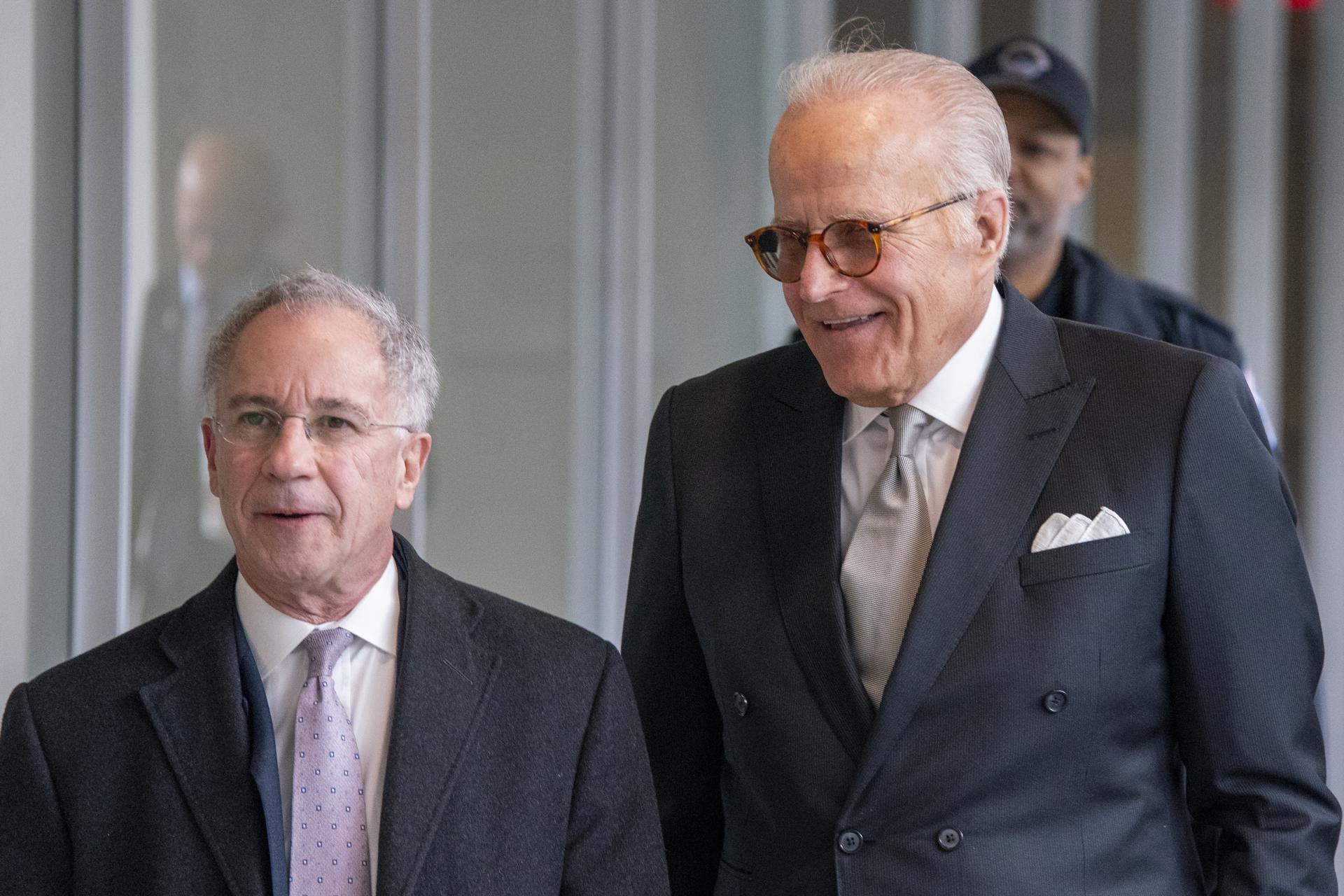 James Biden (d), hermano del presidente de EE.UU., Joe Biden, y su abogado Paul Fishman (i) llegan para una audiencia a puerta cerrada ante el Congreso estadounidense en el edificio de oficinas de la Casa O'Neill, en Washington, este 21 de febrero de 2024. EFE/EPA/Shawn Thew
