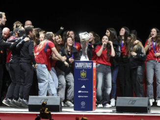 Jugadoras y cuerpo técnico de la selección española celebran el triunfo en la Liga de Naciones Femenina durante un acto celebrado este jueves en el Palacio Vistalegre en Madrid. EFE/Kiko Huesca