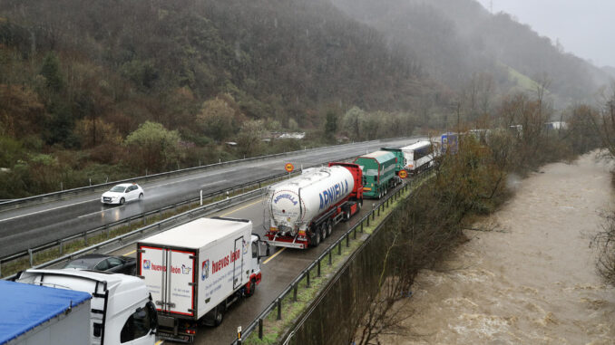 Camiones retenidos este lunes por el temporal en la A-66. La nieve caída en las últimas horas mantiene cortadas a la circulación de camiones las dos principales vías de comunicación entre Asturias y la Meseta, la autopista del Huerna (AP-66) y el puerto de Pajares (N-630). EFE/ J.L.Cereijido
