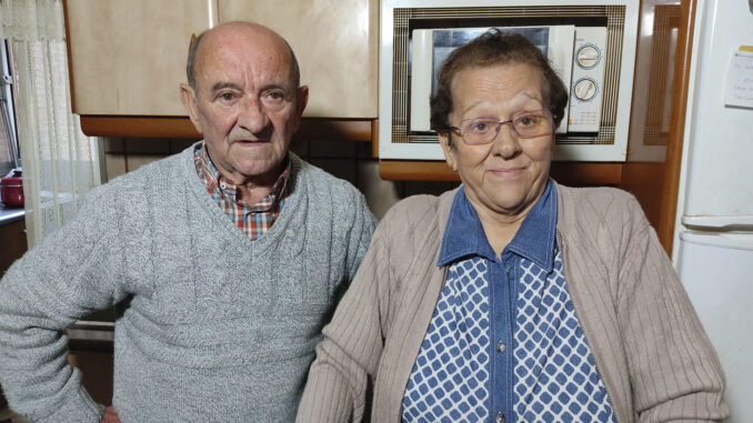 María y Antonio, el matrimonio que ha sorteado hasta en siete ocasiones órdenes de desahucio de su vivienda en Alcalá de Henares. EFE/Guillermo Martínez
