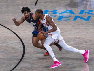 Kevin Durant (d) de los Suns protege el balón de Cam Thomas de los Nets durante un partido de baloncesto de la NBA entre Brooklyn Nets y Phoenix Suns, disputado en el pabellón deportivo multiusos Barclays Center en el barrio de Prospect Heights, Brooklyn, Nueva York (EE.UU.). EFE/ Ángel Colmenares