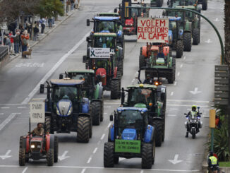 Unos 170 tractores de toda Mallorca participaron el pasado día 19 en una tractorada que recorrió las calles de Palma para defender el campo balear ante la crisis que atraviesa el sector. EFE/CATI CLADERA