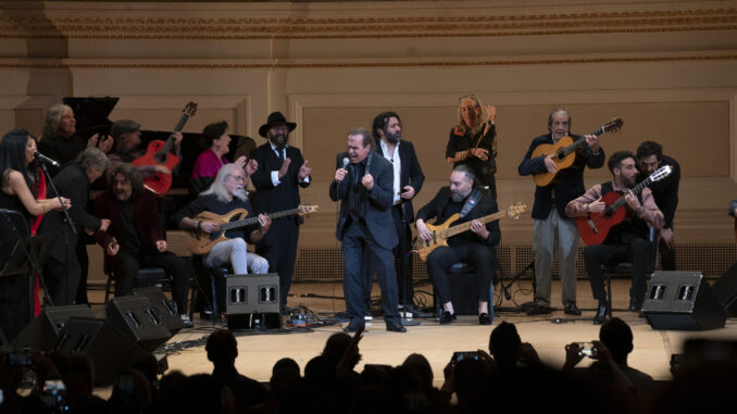 El espíritu del guitarrista Paco de Lucía se adueñó este martes de Nueva York al cumplirse diez años de su muerte, con un excepcional concierto en la mítica sala Carnegie Hall que reunió a lo mejor del flamenco actual y a músicos de varios continentes. En la imagen, el hermano de Paco de Lucía y cantaor flamenco, Pepe de Lucía, actúa anoche en la semana 'Paco de Lucía Legacy'. EFE/Womack
