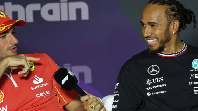 El piloto británico Lewis Hamilton (d), de Mercedes-AMG Petronas, y el piloto español Carlos Sainz, de la Scuderia Ferrari, asisten a una conferencia de prensa previa al Gran Premio de Bahréin de Fórmula uno, en Sakhir, Bahréin. EFE/EPA/ALI HAIDER
