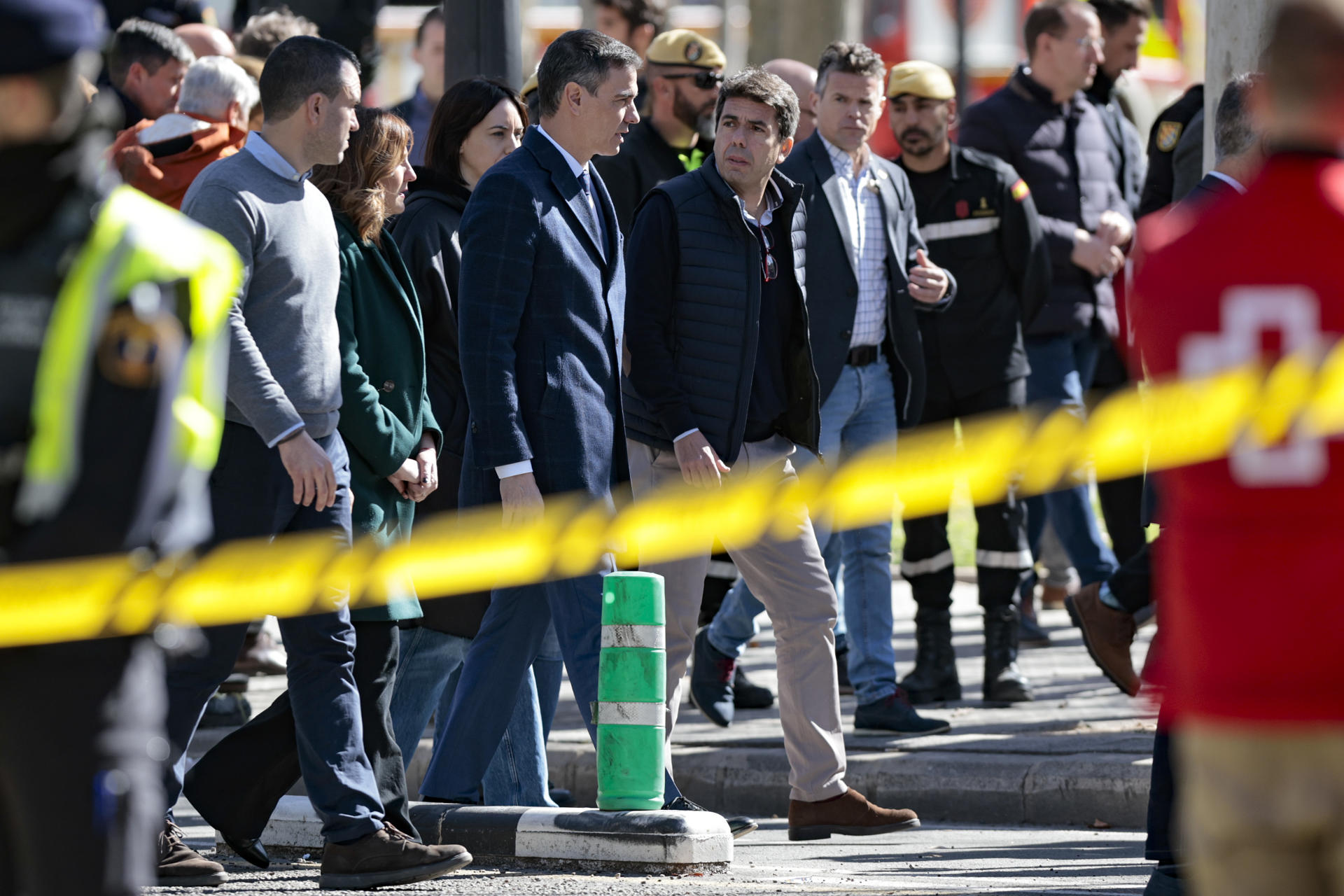 El presidente del Gobierno, Pedro Sánchez (centro), acompañado por el president de la Generalitat, Carlos Mazón, a su llegada este viernes al edificio afectado por un incendio ayer jueves en Valéncia, en el que de momento se contabilizan cuatro víctimas mortales, a falta de poder acceder al interior de la estructura, mientras que las personas no localizadas se sitúan en estos momentos en 14, aunque esta cifra puede ir variando conforme prosigan las investigaciones. EFE/Biel Aliño
