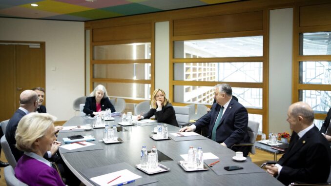 Una fotografía proporcionada por la Oficina de Prensa del primer ministro húngaro muestra (de izq a dcha) a la presidenta de la Comisión Europea, Ursula von der Leyen; el presidente del Consejo Europeo, Charles Michel; el presidente francés, Emmanuel Macron; la secretaria general del Consejo de la Unión Europea, Therese Blanchet; la primera ministra italiana, Giorgia Meloni; el primer ministro húngaro, Viktor Orbán, y el canciller alemán, Olaf Scholz, durante una reunión previa al Consejo Europeo extraordinario en Bruselas, el 1 de febrero de 2024. EFE/EPA/ZOLTAN FISCHER/HUNGARIAN PRIME MINISTER'S PRESS OFFICE/HANDOUT HUNGARY OUT HANDOUT EDITORIAL USE ONLY/NO SALES HANDOUT EDITORIAL USE ONLY/NO SALES
