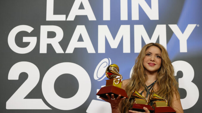 Fotografía de archivo del 16 de noviembre de 2023 donde aparece la cantante colombiana Shakira posando con los tres premios conseguidos durante la gala anual de los Latin Grammy, en Sevilla, España. EFE/ Jose Manuel Vidal
